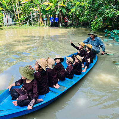 Nông trại vui vẻ (Sunshine): Bé đi thuyền