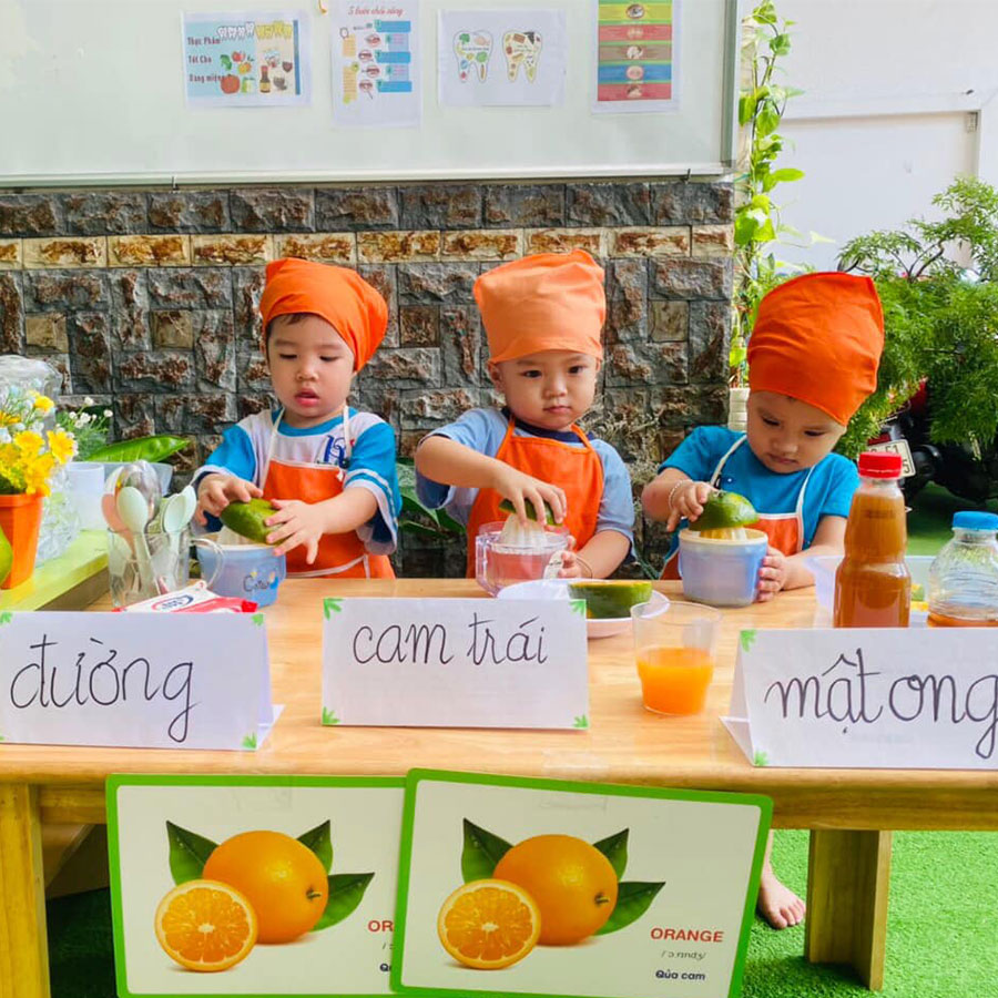 Bé tập pha chế (làm nước ép)