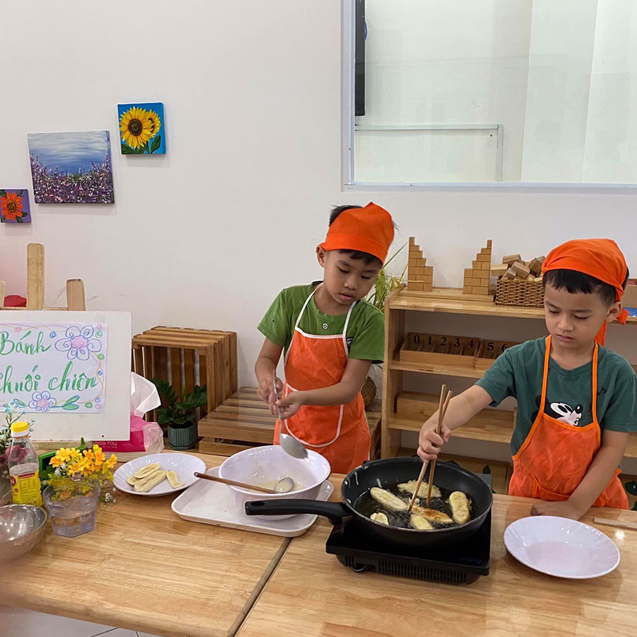 Bé vào bếp - Bé tập chiên bánh chuối
