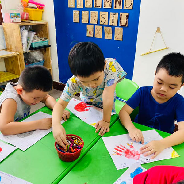 Bé tập vẽ sáng tạo
