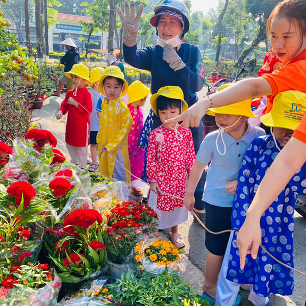 Các con du xuân khám phá Tết Sài Gòn
