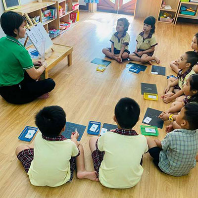 Hoạt Động Montessori làm quen: Chữ U - Ư