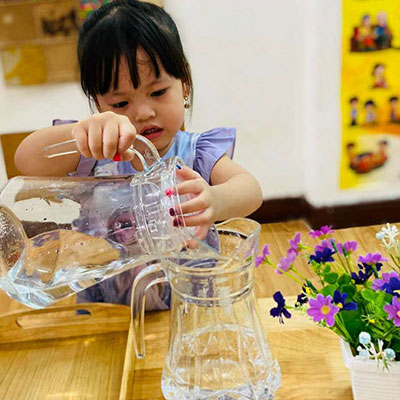 Montessori : “đổ Nước Vào Bình” Lớp: Pre 1